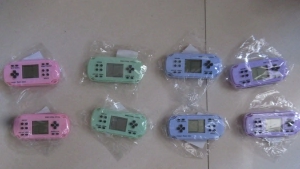 MINI CONSOLA DE VIDEO JUEGOS A PILA (INCLUIDA)